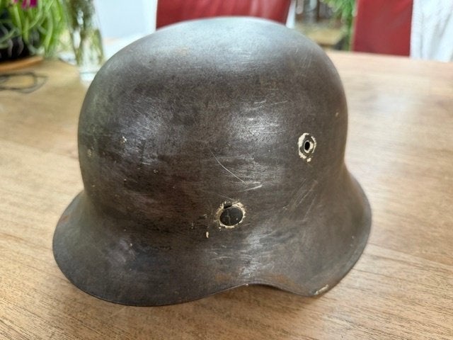 Duitse  helm. Orgineel uit W.W 2. met inscriptie: No64 D421, Ophalen, Landmacht, Duitsland, Helm of Baret