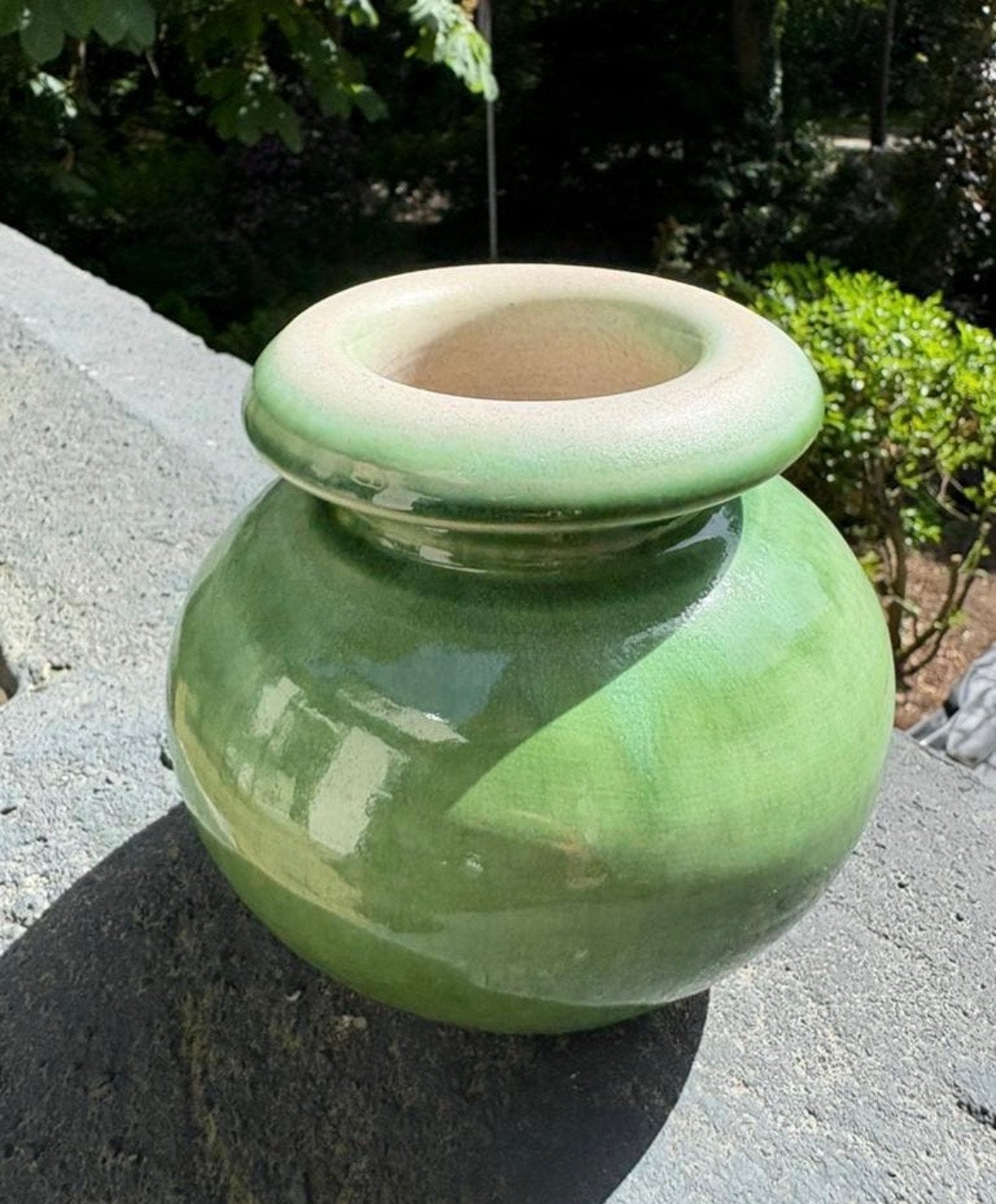Groene bolvormige vaas met brede rand, Antiek en Kunst, Ophalen of Verzenden