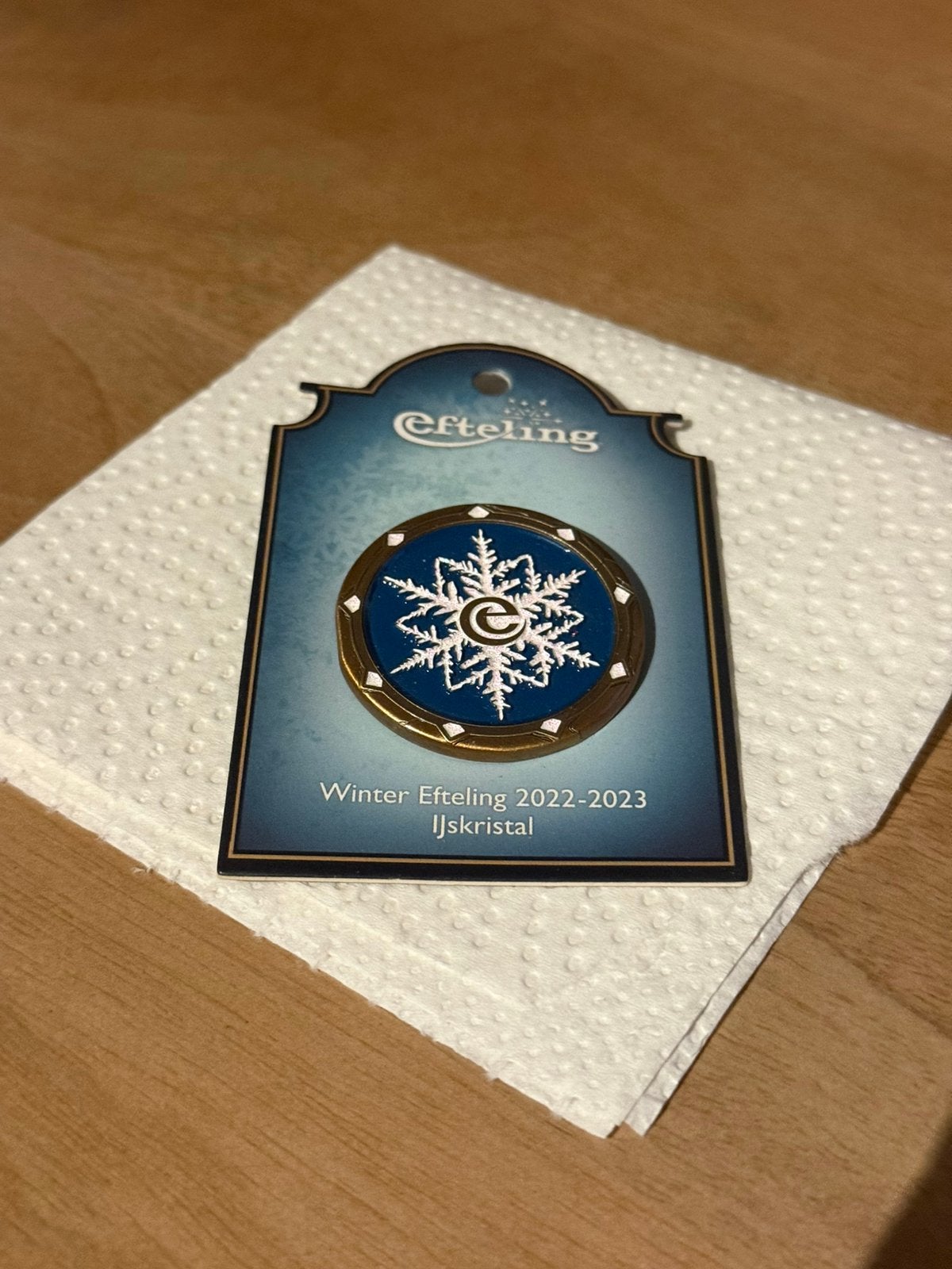 Efteling pin - Winter 2022 - 2023 ijskristal, Verzamelen, Efteling, Ophalen of Verzenden, Zo goed als nieuw, Button of Speldje
