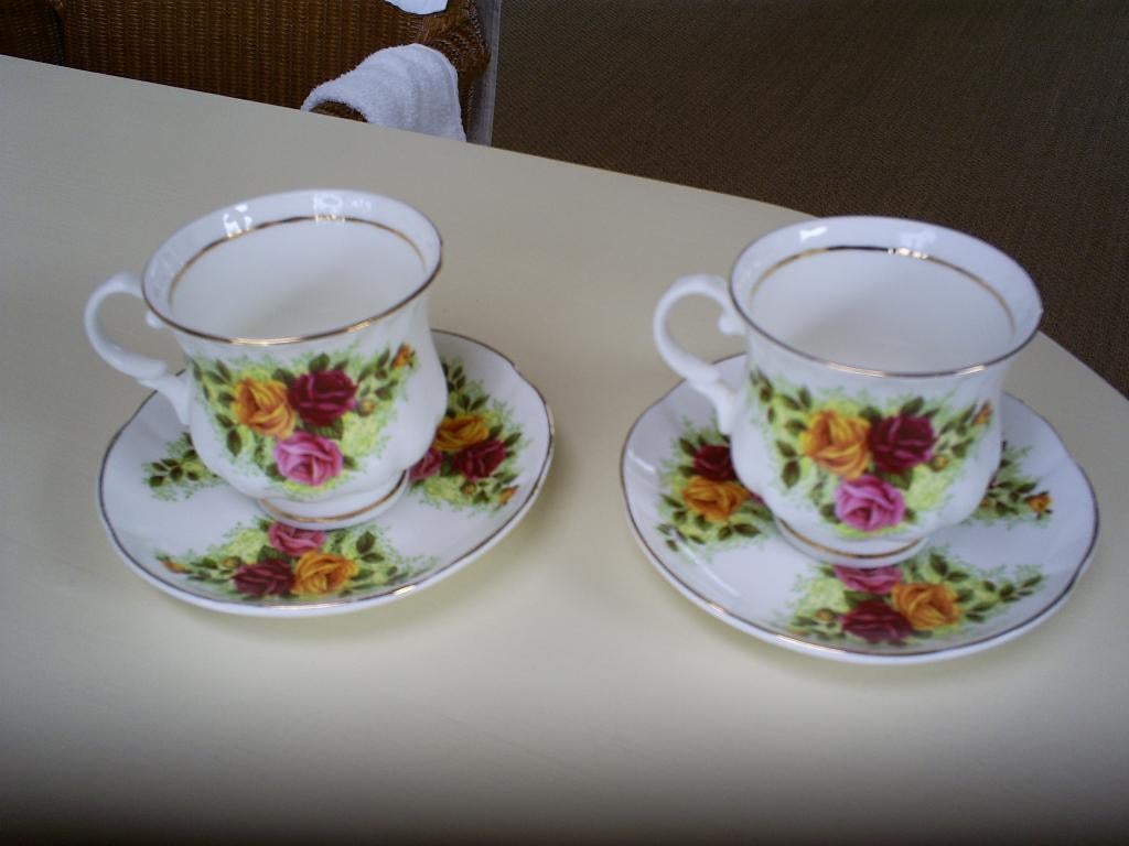 Twee Kop en Schotels Pink Roses, Verzamelen, Ophalen of Verzenden, Gebruikt, Porselein, Kop en/of schotel