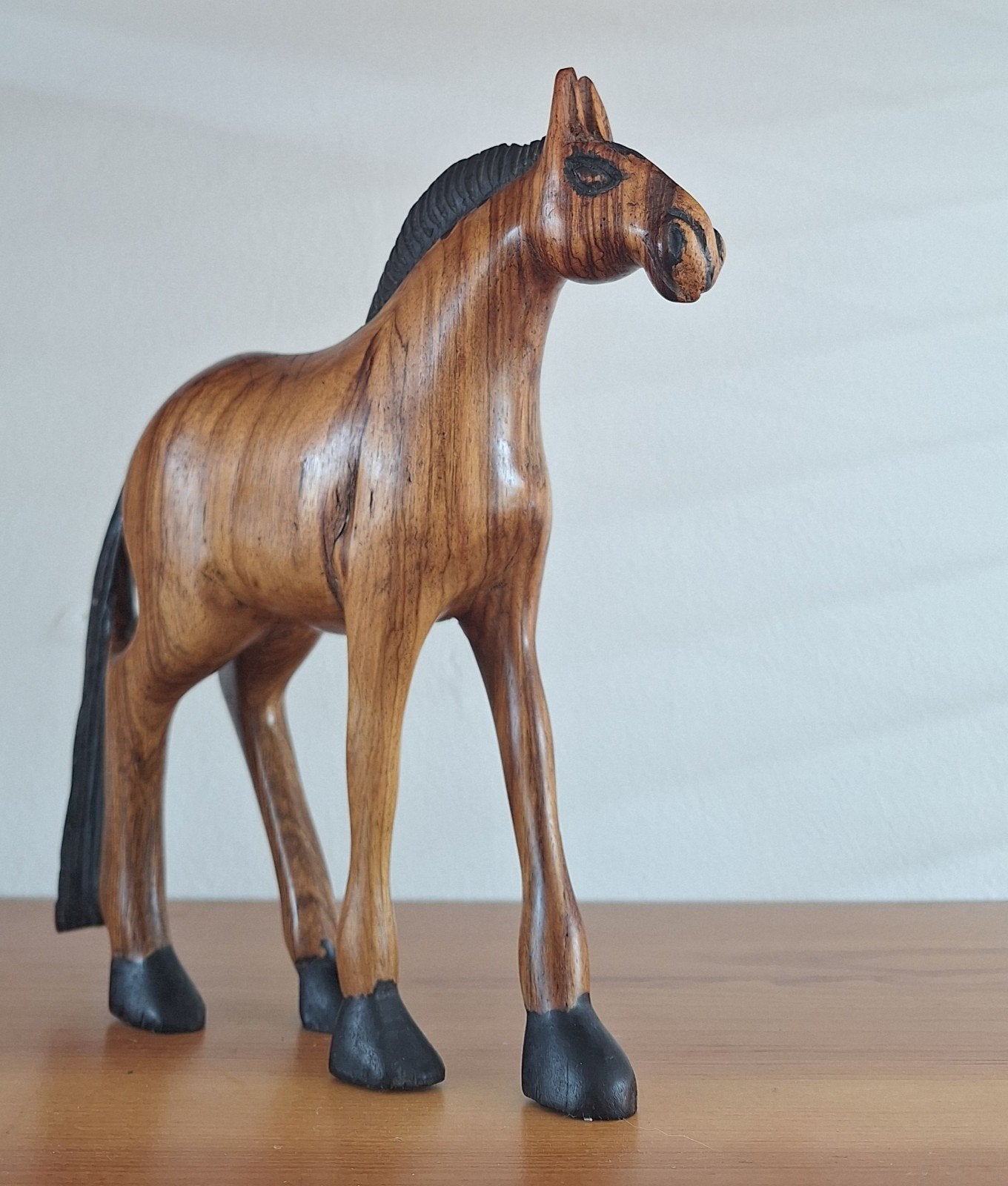 Vintage handgesneden houten paard, vermoedelijk jaren 70, Ophalen of Verzenden, Beeldje of Figuurtje