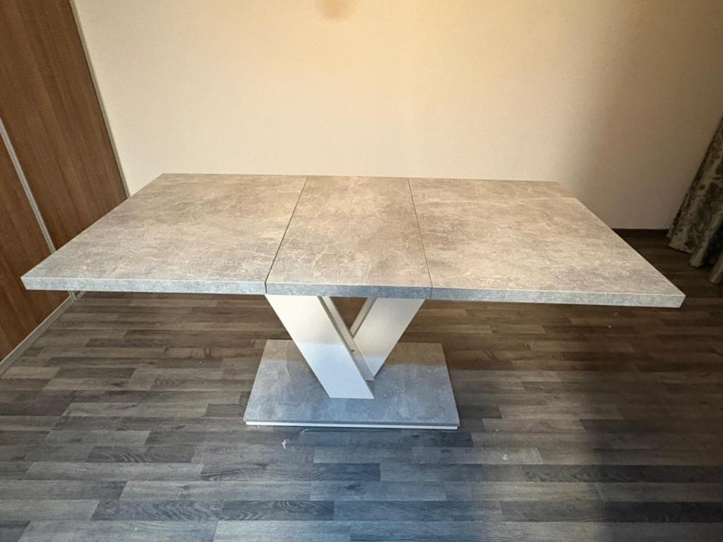 Extendable Gray modern Dining table with 4 chairs, Ophalen, Gebruikt, 50 tot 100 cm, 150 tot 200 cm