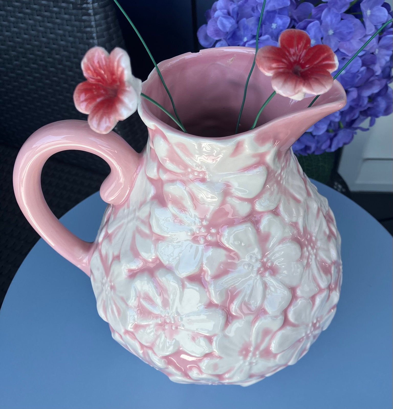 Rice vaas roze met witte bloemen, Ophalen of Verzenden, Zo goed als nieuw, Met handvat, Overige materialen
