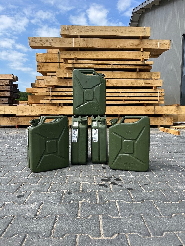 Metalen jerrycans in topstaat 15 euro per stuk, Auto-onderdelen, Brandstofsystemen, Ophalen, Nieuw