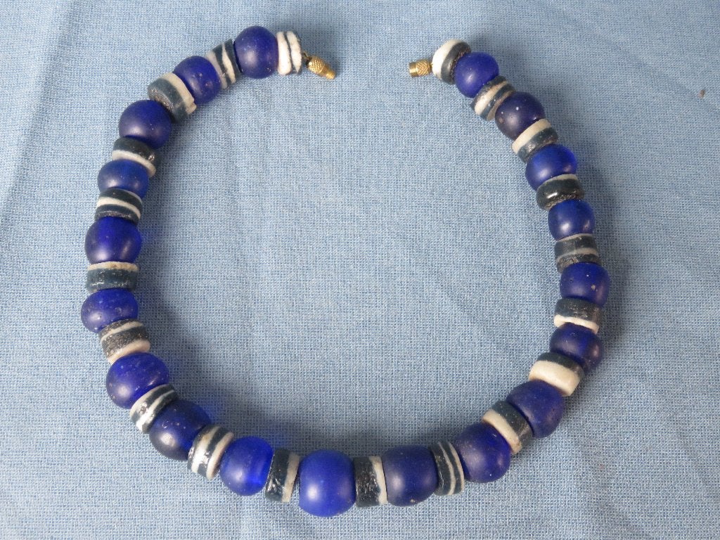 Hals ketting in blauwe en blauw wit slaven kralen - 19e eeuw, Sieraden, Tassen en Uiterlijk, Ophalen of Verzenden, Overige materialen