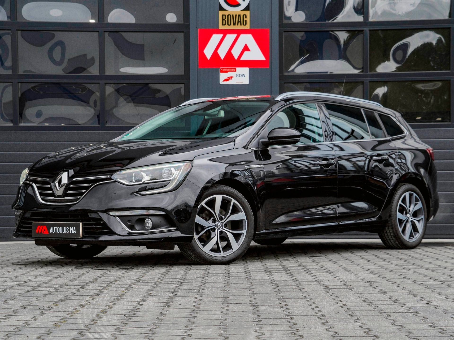 Renault Mégane Estate 1.2 TCe Bose 130 PK l NL AUTO l BOSE, Gebruikt, 4 cilinders, Leder en Stof, Origineel Nederlands