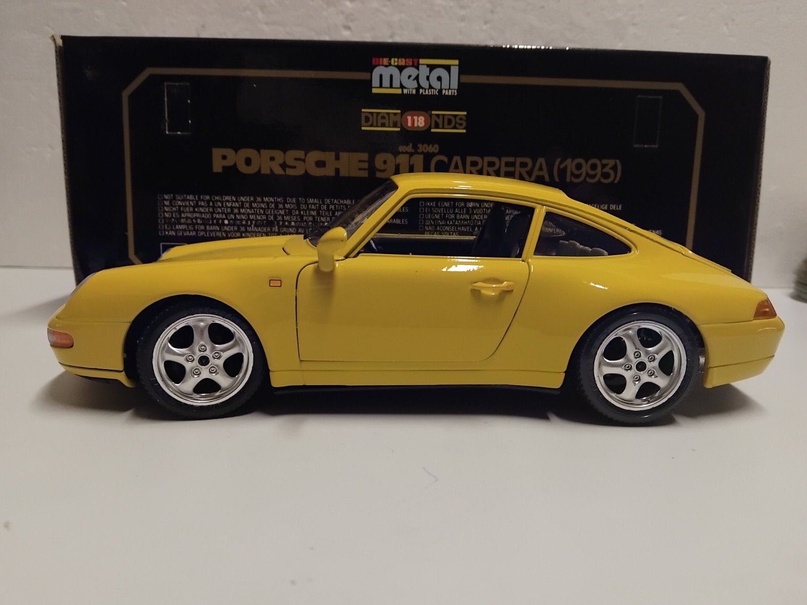 Porsche 911 Carrera Coupe geel 1993 Bburago metal 1:18 KRD, Hobby en Vrije tijd, Modelauto's | 1:18, Ophalen of Verzenden, Zo goed als nieuw