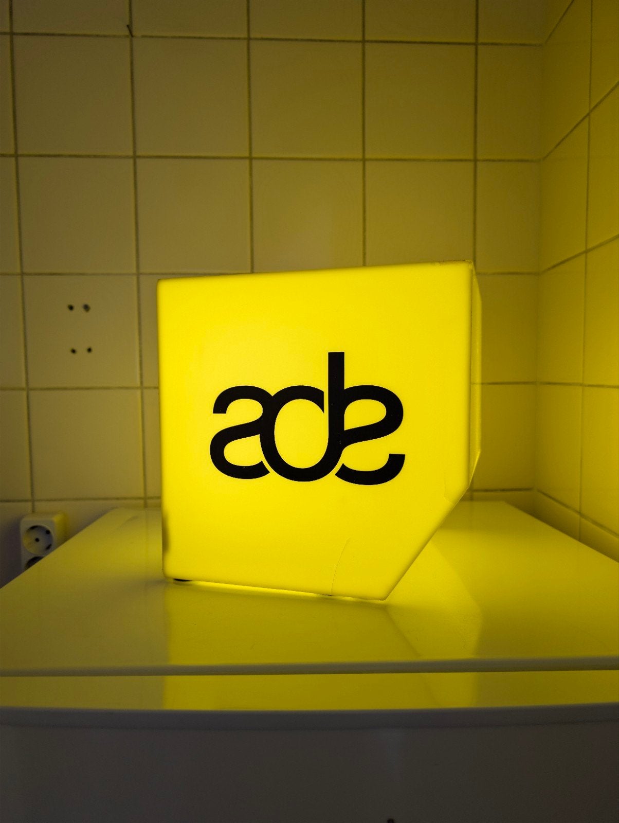 ADE Lichtbox - Unieke Gele Lichtkubus met Logo, Huis en Inrichting, Ophalen, Kunststof, Zo goed als nieuw, Modern