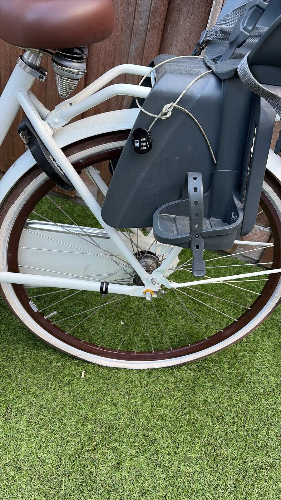 Foto 5 van Cortina fiets met mand en kinderzitje, achterband lek.