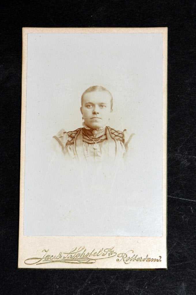Antieke kabinet foto vrouw 1885 Schotel Rotterdam CDV, Verzenden, Voor 1940, Gebruikt, Foto