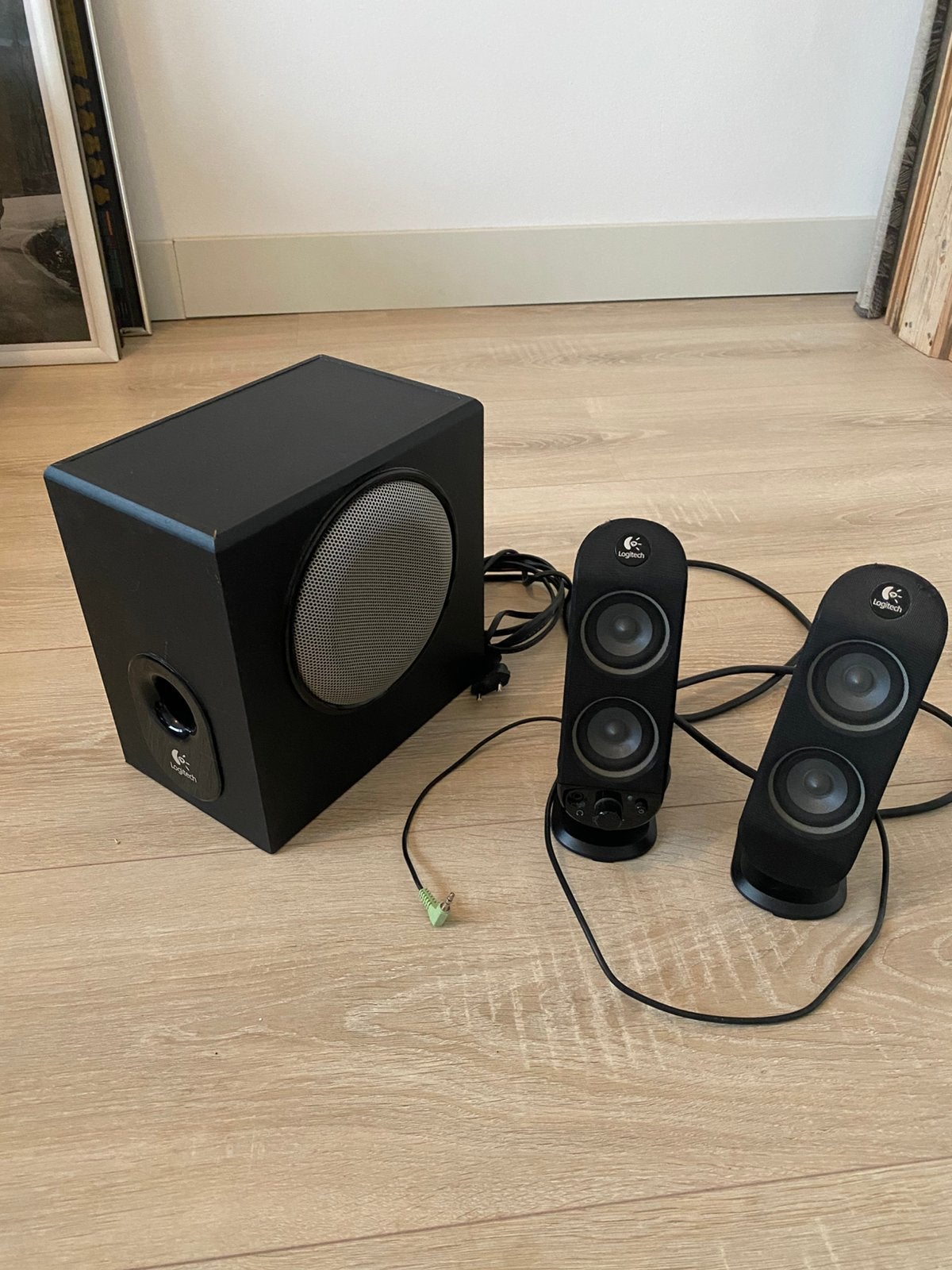 Logitech subwoofer met twee speakers, Computers en Software, Pc speakers, Ophalen of Verzenden, Gebruikt, Audiokanaal 2