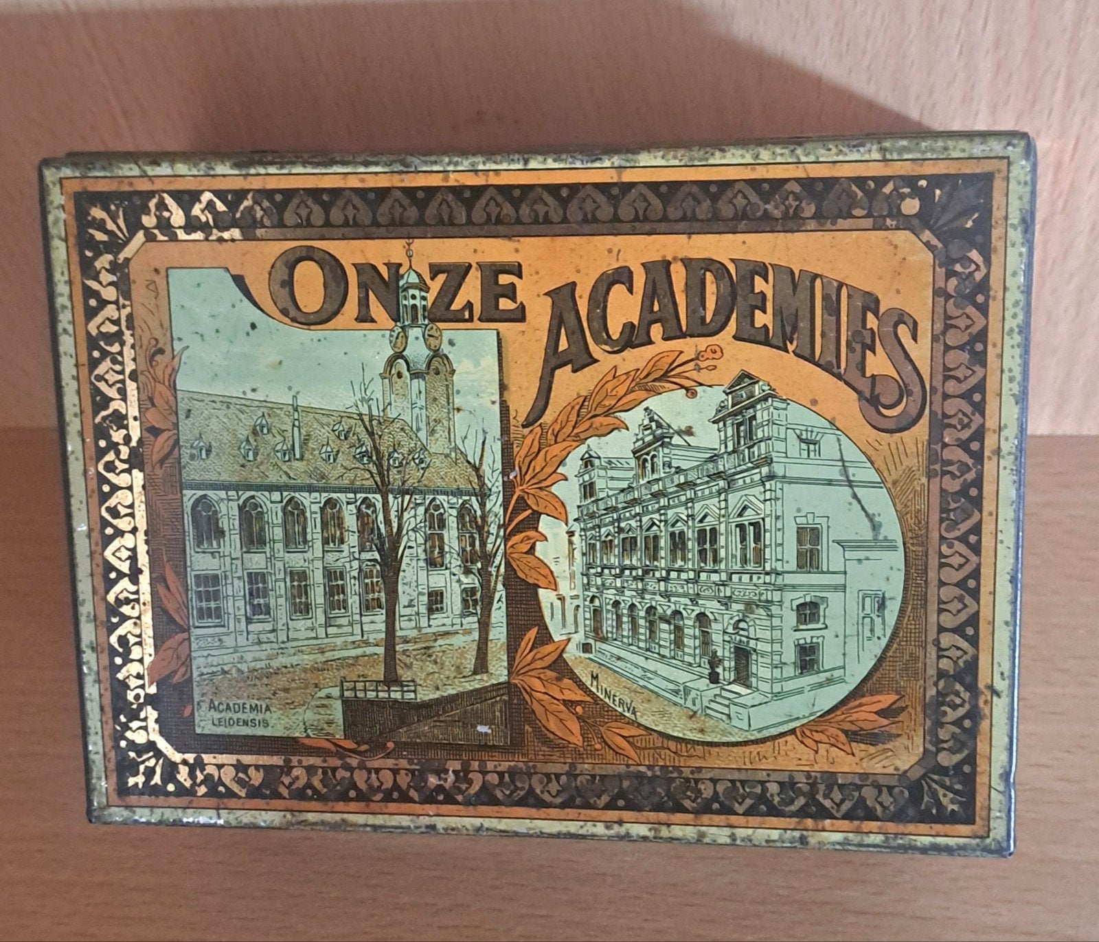 Antiek sigarenblik 'Onze Academies'  1900, Verzamelen, Ophalen of Verzenden, Gebruikt, Overige