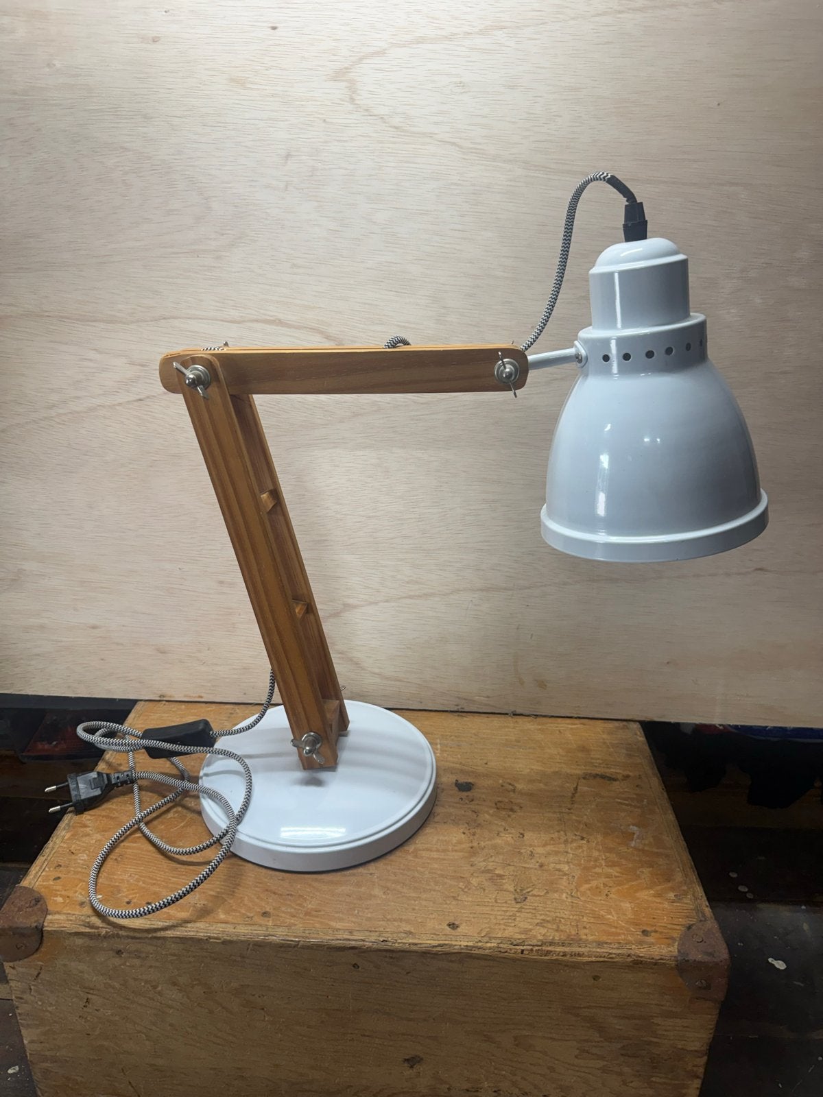 Vintage bureaulamp wit met houten arm, Gebruikt, Overige merken, Vintage, Wit
