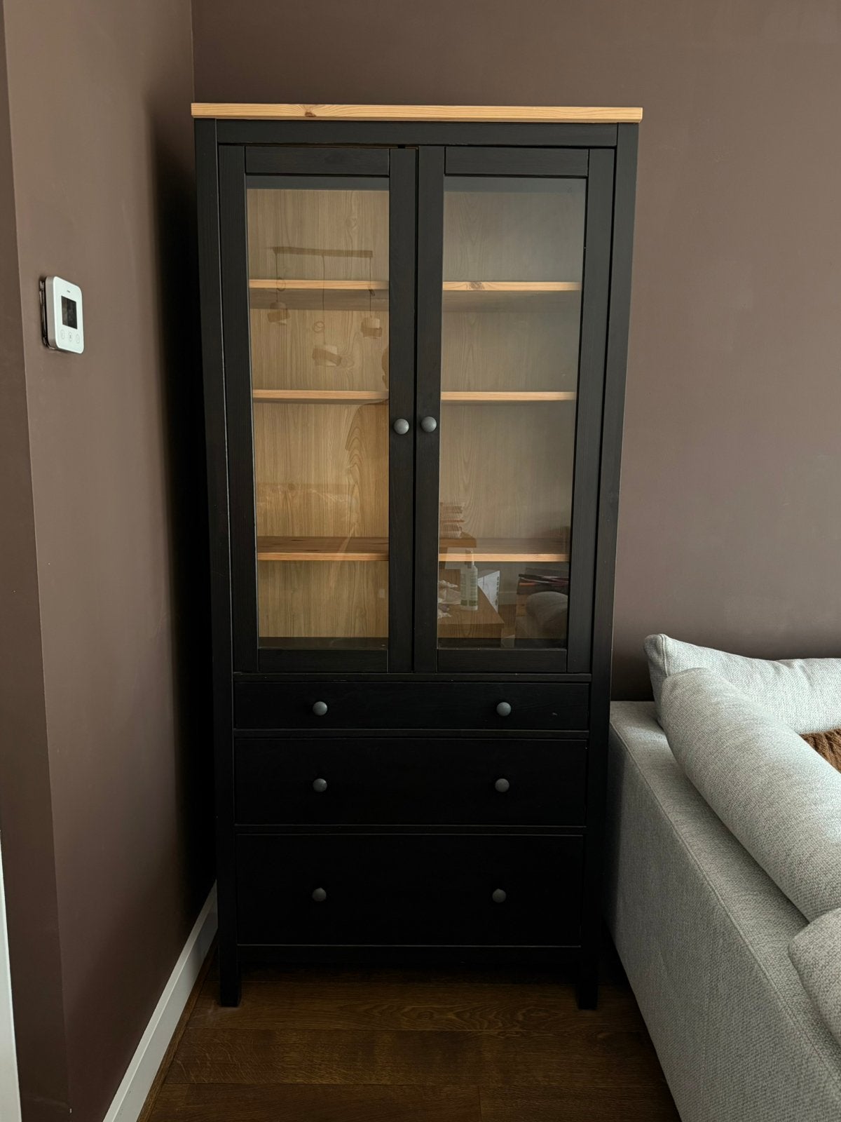Ikea Hemnes vitrinekast zwart met lades, Huis en Inrichting, Ophalen, Gebruikt, Met deur(en), 50 tot 100 cm