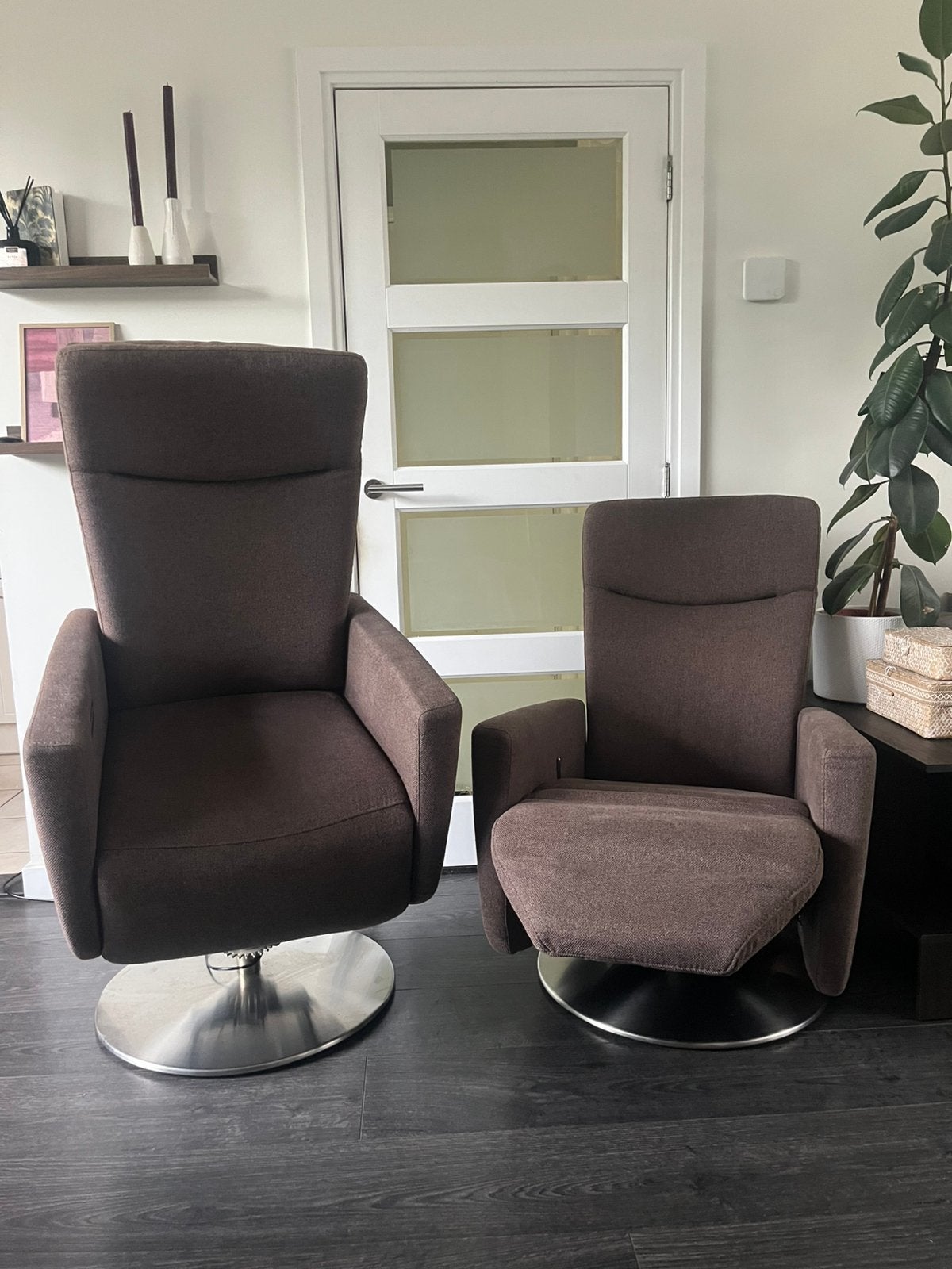 Setje 2 Prominent Relaxfauteuils 1 Sta op Stof Bruin Taupe M, Ophalen, Minder dan 75 cm, Zo goed als nieuw, Stof
