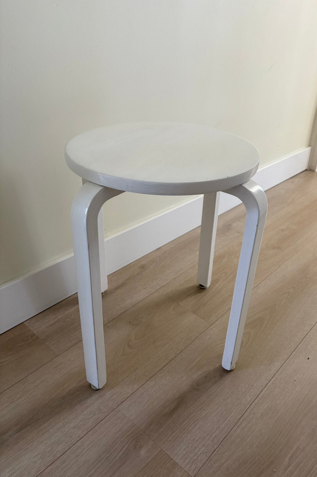 IKEA Frosta wit kruk Alvar Aalto stijl hout vintage, Huis en Inrichting, Krukjes, Ophalen of Verzenden, Gebruikt