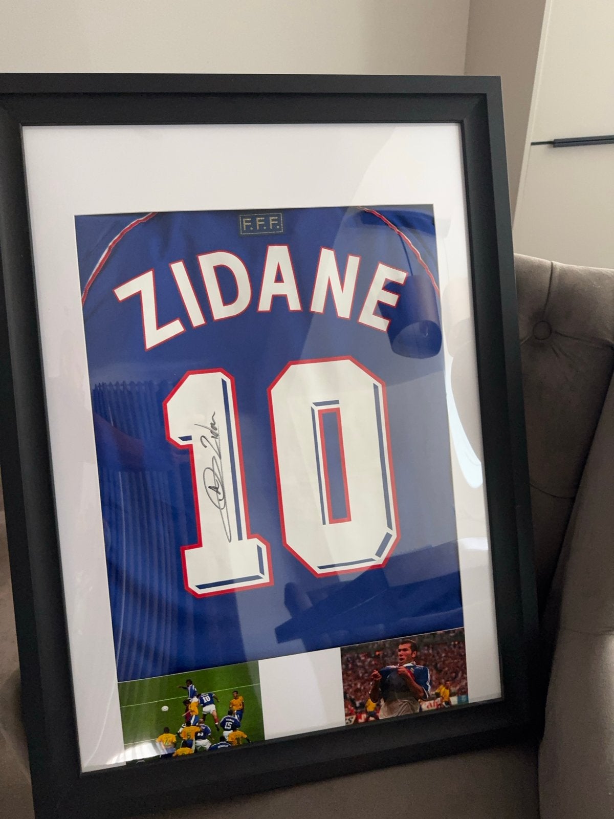 Ingelijst gesigneerd Zidane shirt - Frankrijk #10, Ophalen of Verzenden, Zo goed als nieuw, Buitenlandse clubs, Shirt