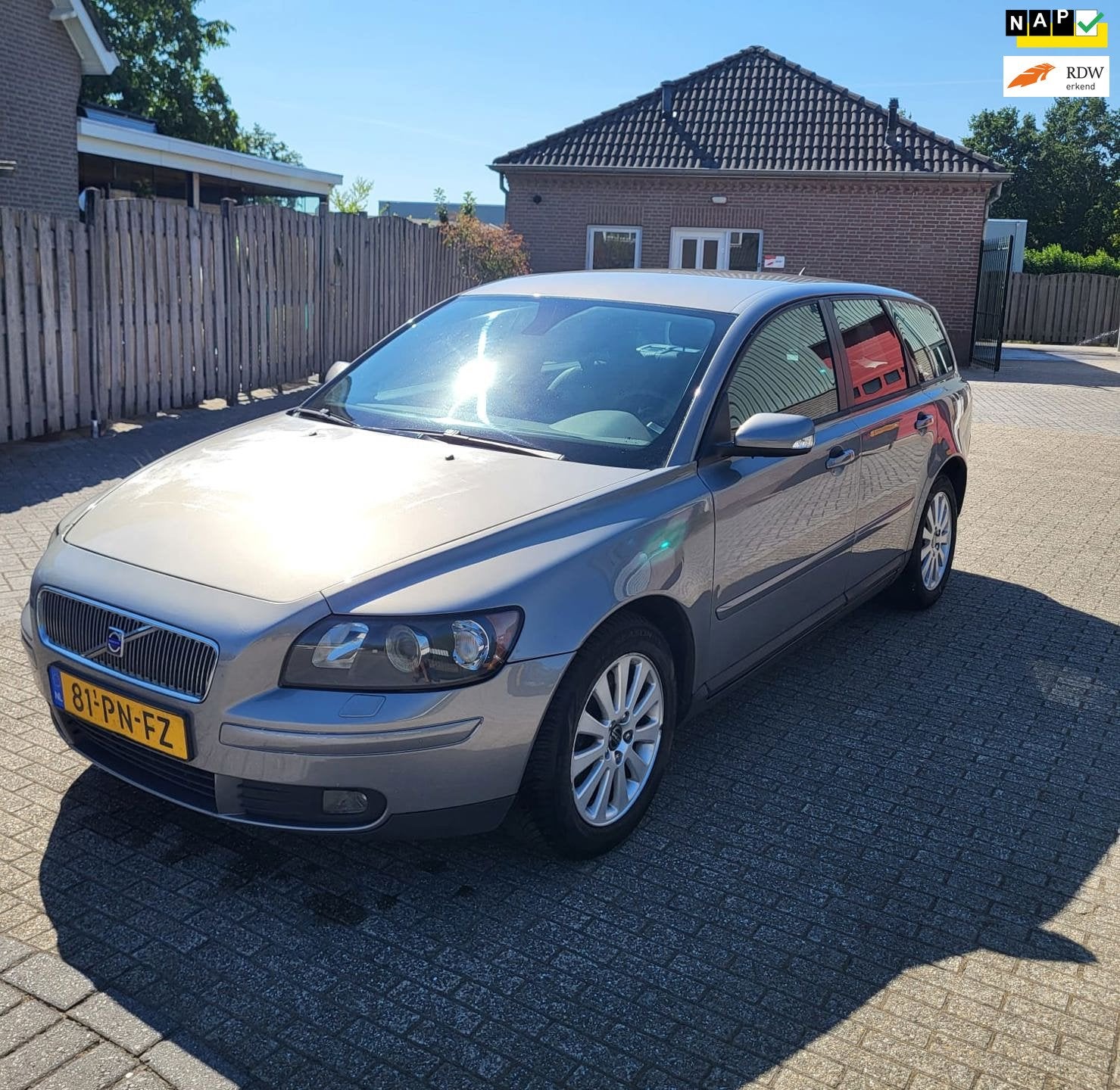 Volvo V50 2.4 Momentum, Clima, CruisC, Trekhaak, APK 06/27!, Gebruikt, Zwart, 700 kg, Leder en Stof