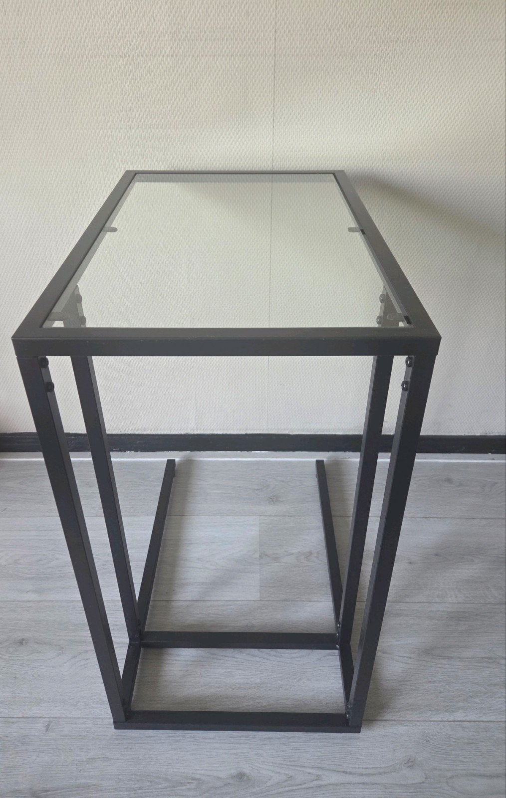 IKEA Vittsjö bijzettafel met glazen blad, Huis en Inrichting, Tafels | Bijzettafels, Ophalen, Modern, Industrieel, 55 tot 75 cm