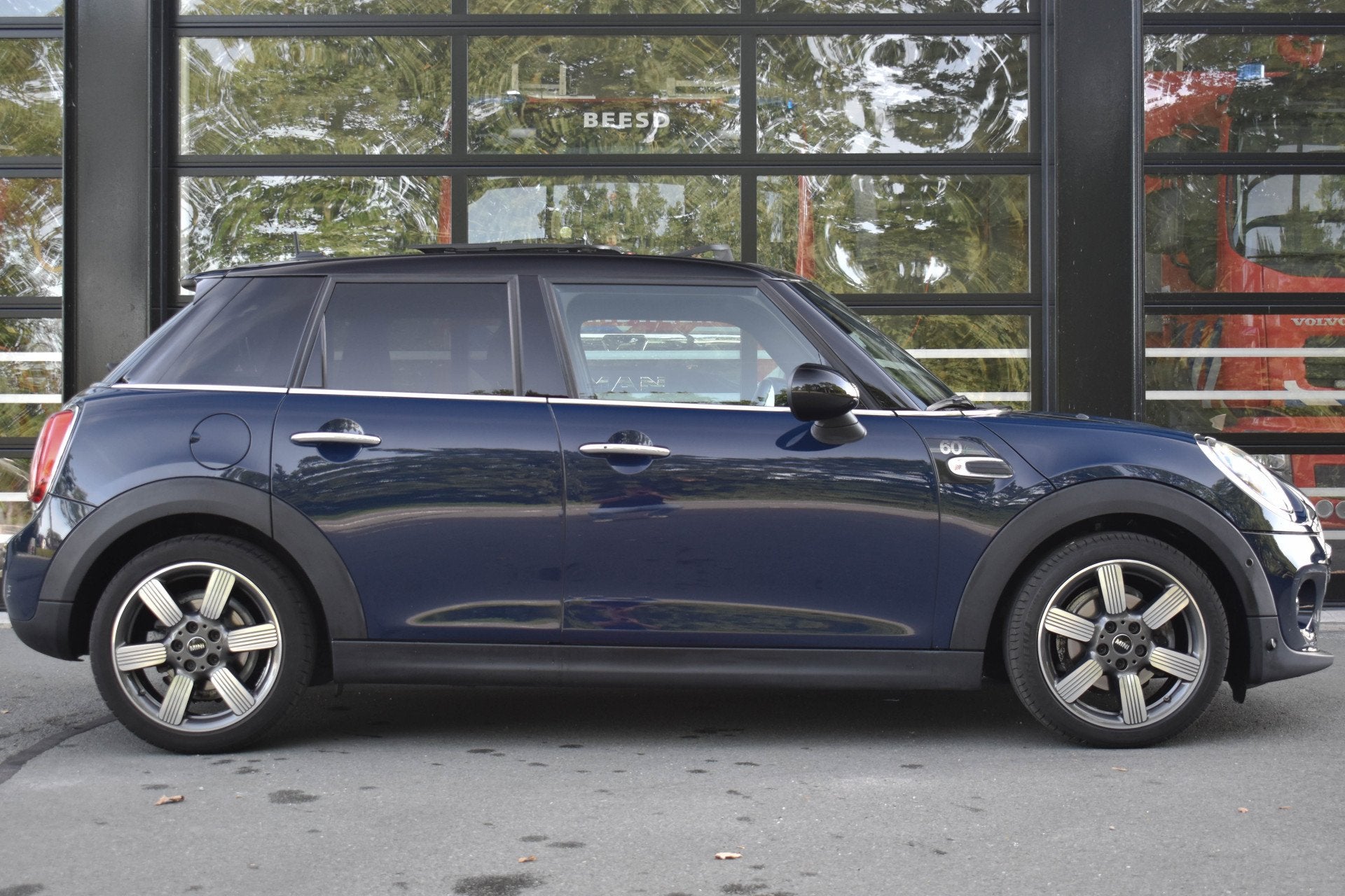 MINI 5-deurs 1.5 Cooper 60 Years | Pano | Leder | Head Up |, Auto's, Dealer onderhouden, Met garantie (alle), Blauw, 19 km/l