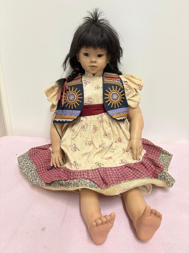 Rotraud Schrott Suzi Native American pop, ong 75cm., Verzamelen, Ophalen of Verzenden, Gebruikt, Pop, Levensecht of Reborn