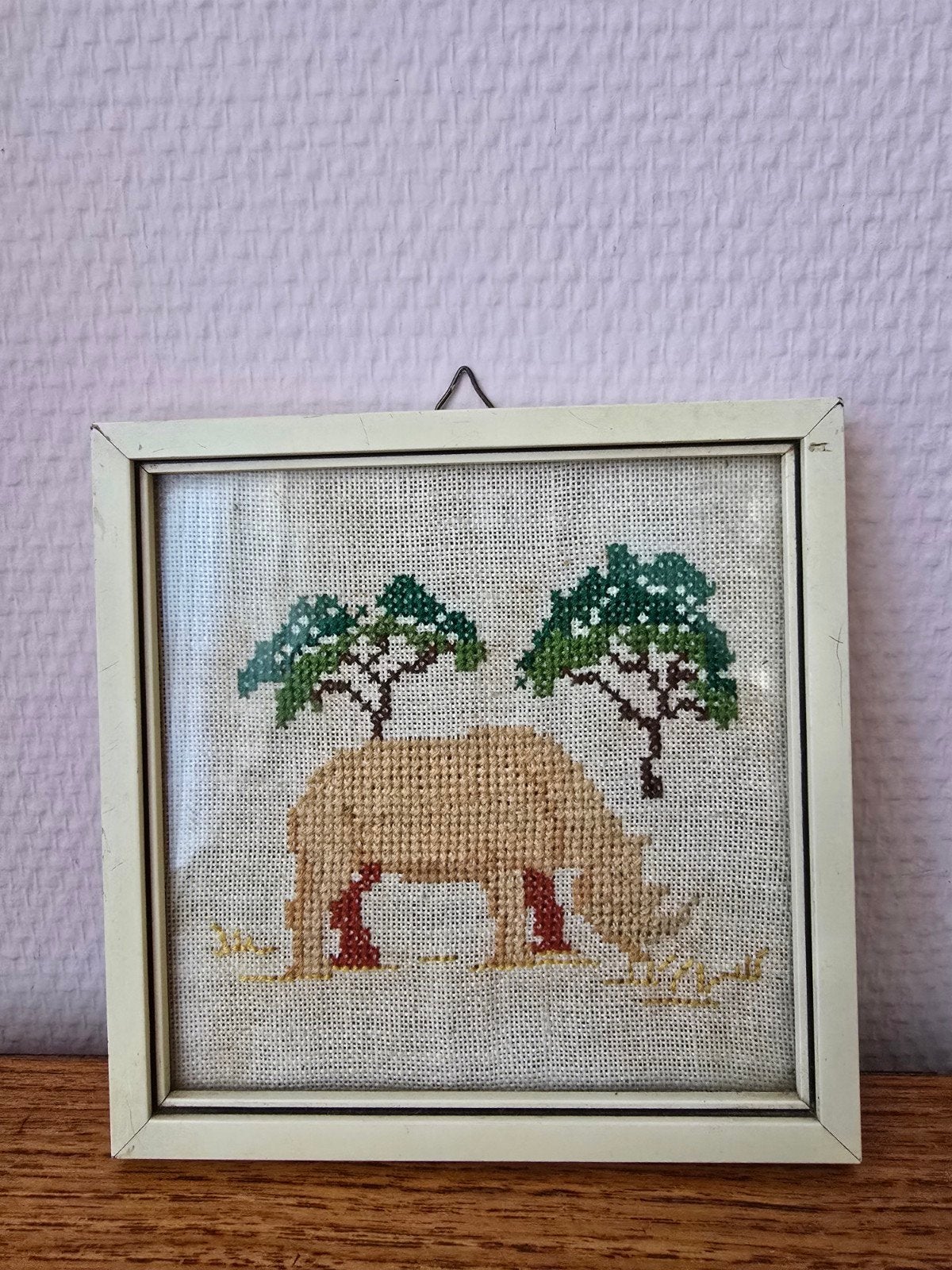Vintage wandborduurwerk neushoorn - Safari decor, Ophalen of Verzenden