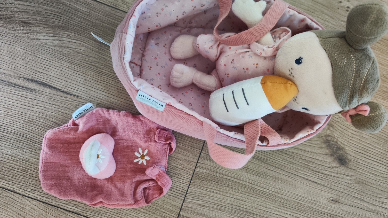 Little Dutch Babypop Rosa met draagmand en accessoires, Ophalen of Verzenden, Zo goed als nieuw, Babypop