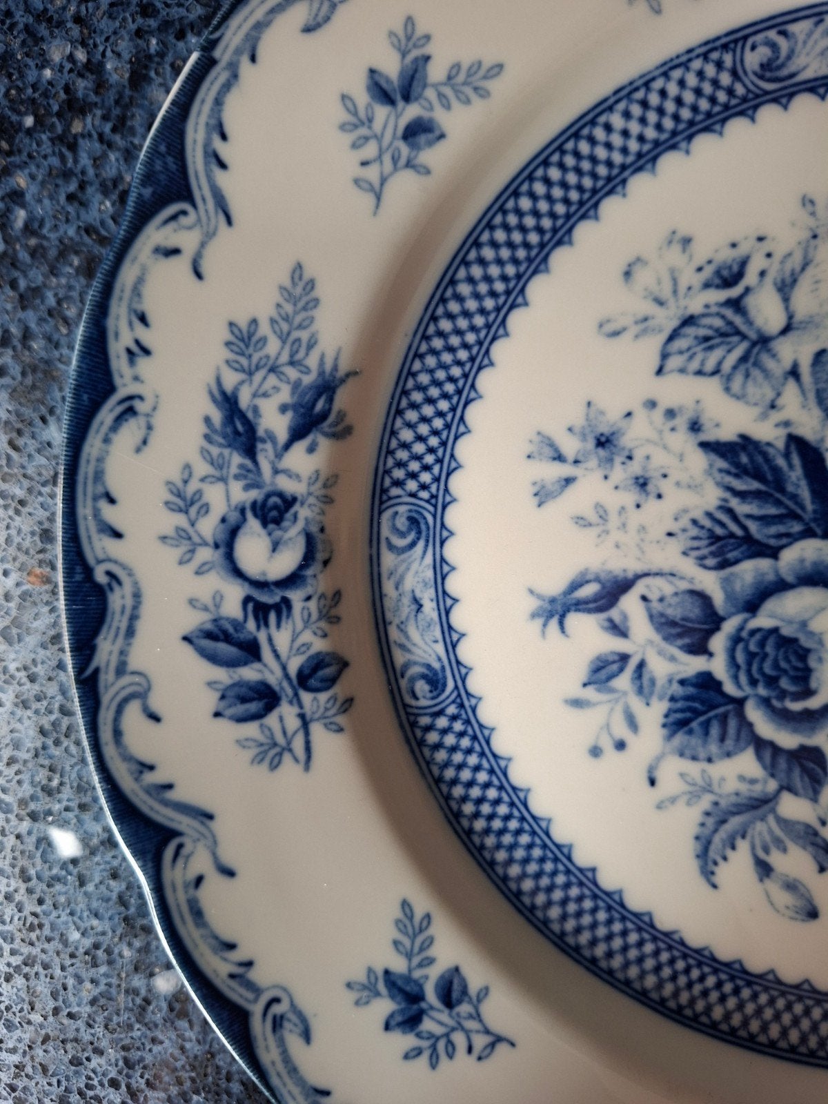 BLUE ROSE Bord Blauw Wit Antiek Porselein Fine China Japan, Ophalen of Verzenden, Zo goed als nieuw