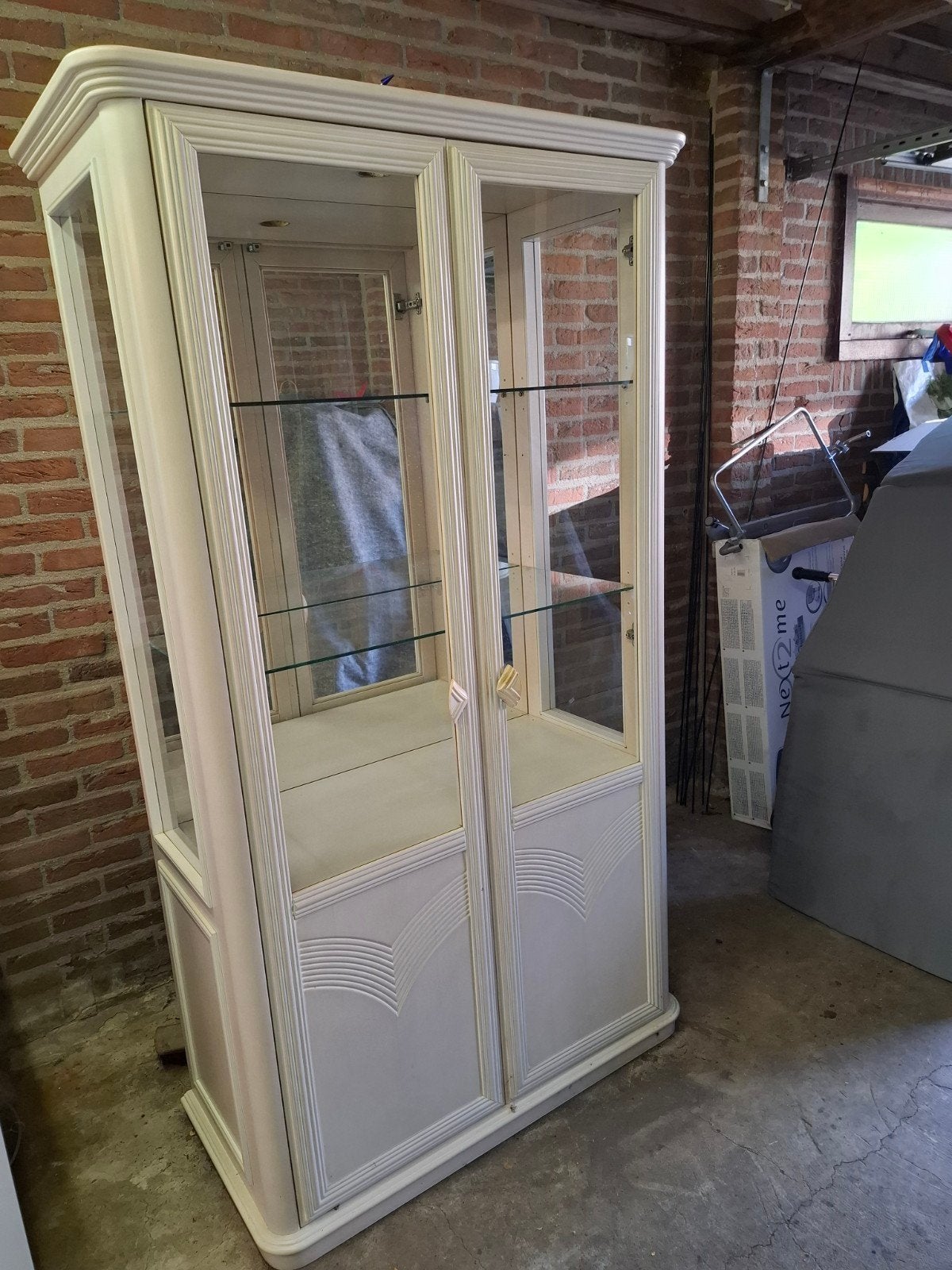 Crèmekleurige vitrinekast met glazen deuren en planken, Huis en Inrichting, Kasten | Vitrinekasten, Ophalen, Glas, Klassiek, 50 tot 100 cm
