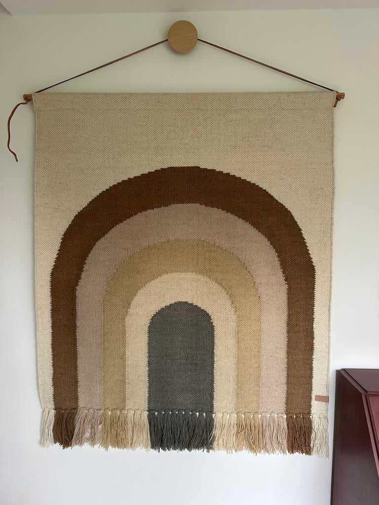 OYOY - Wandtapijt Follow the Rainboy, chocolade, Huis en Inrichting, Meerkleurig, Ophalen of Verzenden, Zo goed als nieuw, 124 cm
