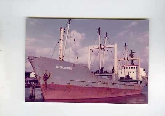 scheepvaart-foto-berkborg-delfzijl-WAGENBORG, Verzamelen, Ophalen of Verzenden, Zo goed als nieuw, Motorboot, Boek of Tijdschrift