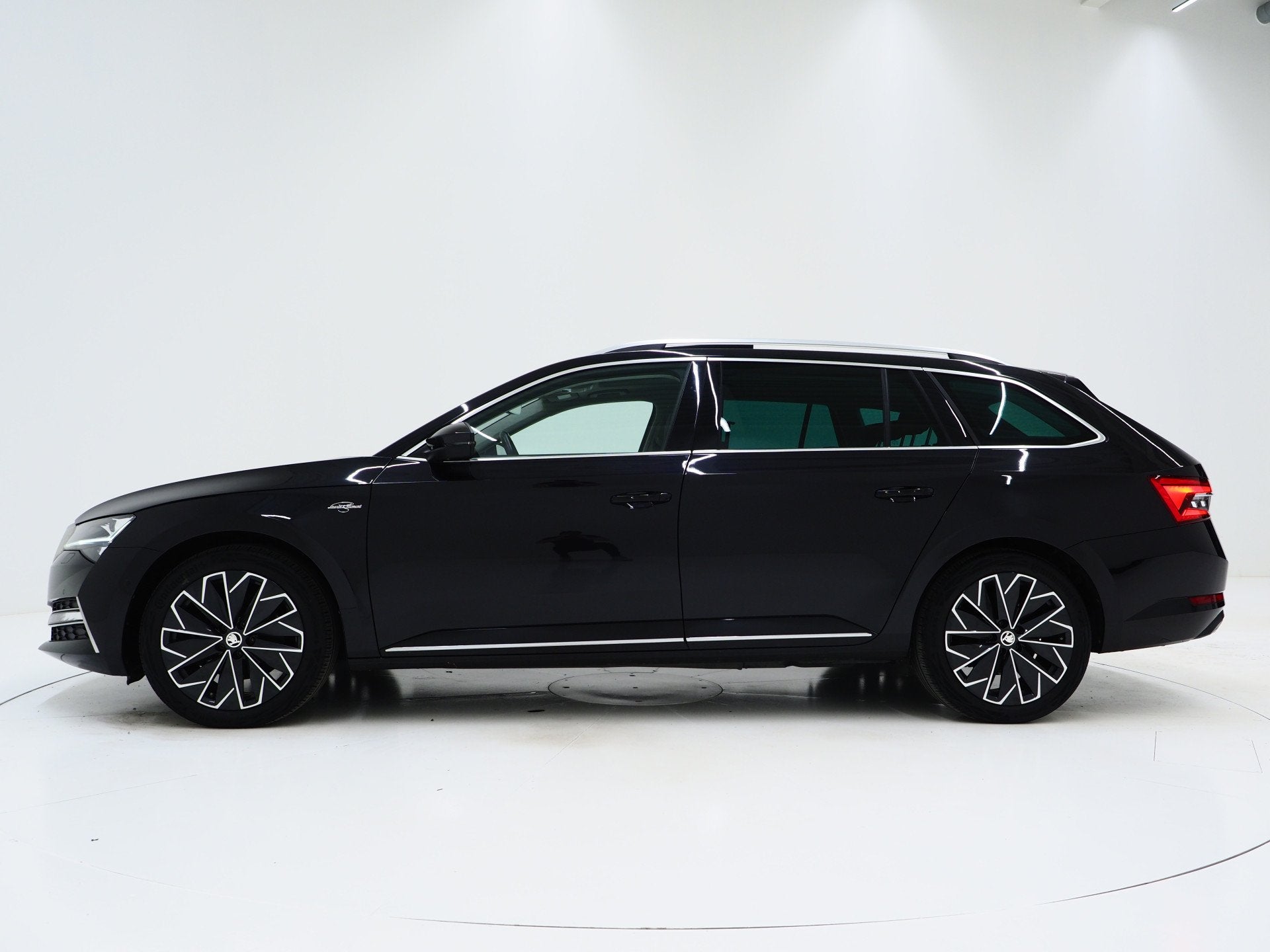 Skoda Superb Combi 1.4 TSI iV Laurin & Klement | Panoramadak, Dealer onderhouden, Gebruikt, Zwart, 4 cilinders