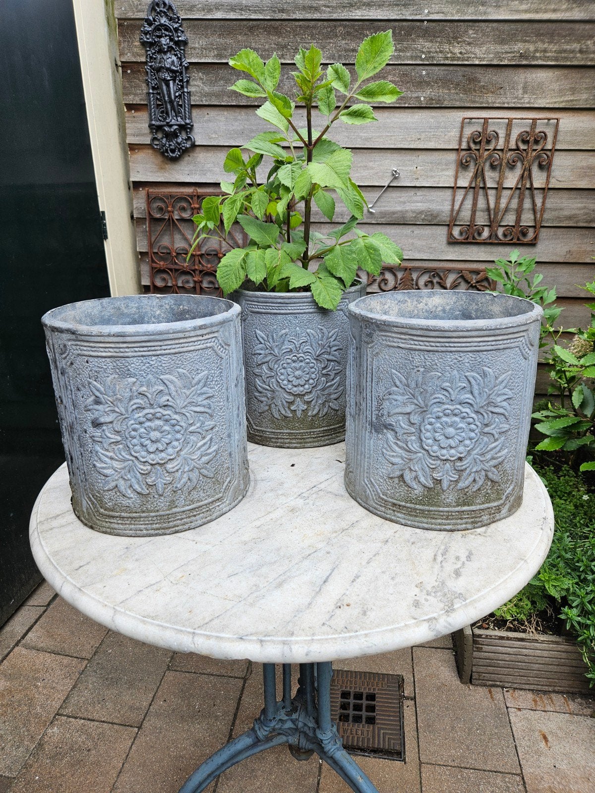 Set van 3 Engelse loden bloempotten met reliëf, Tuin en Terras, Bloempotten, 25 tot 40 cm, Gebruikt, Rond, Ophalen of Verzenden