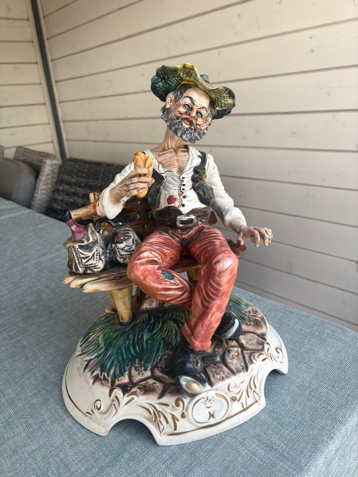 Capodimonte Beeld van Zwerver op Bankje - Handgemaakt Italië, Ophalen, 20 - 50 cm, Steen of Keramiek, Beeld