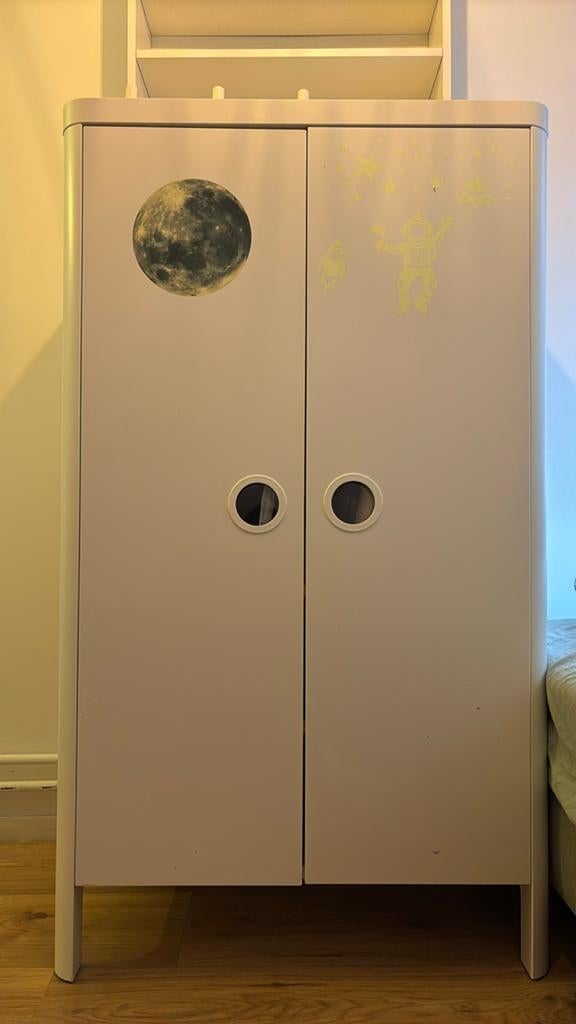 IKEA BUSUNGE Kledingkast - Wit met ruimte thema, Met plank(en), Gebruikt, 100 tot 150 cm, 25 tot 50 cm