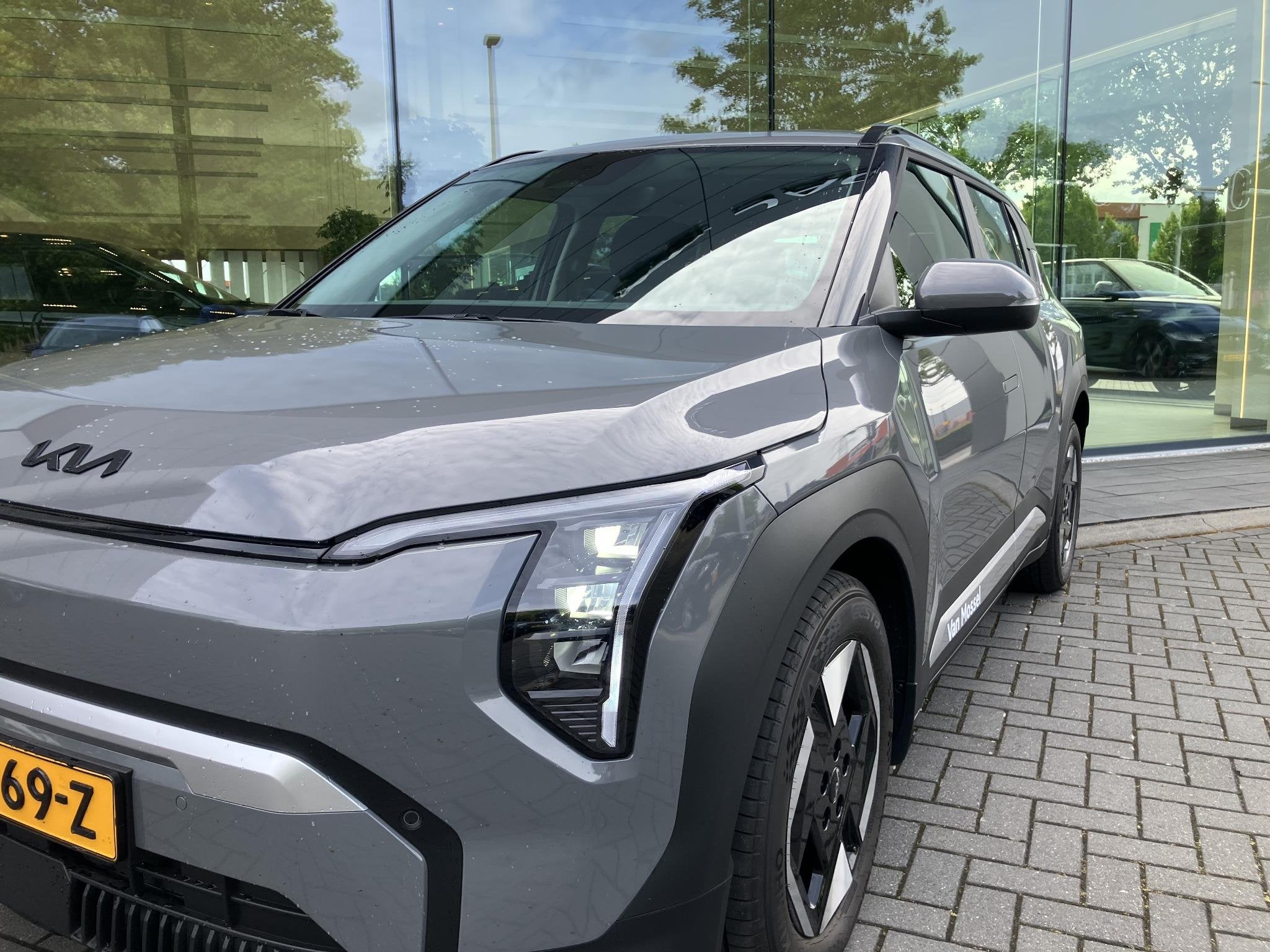 Kia EV3 Air 81.4 kWh | DEMO | ZWARTE LOGO'S |, Auto's, Kia, Stof, 510 min, Origineel Nederlands, 204 pk