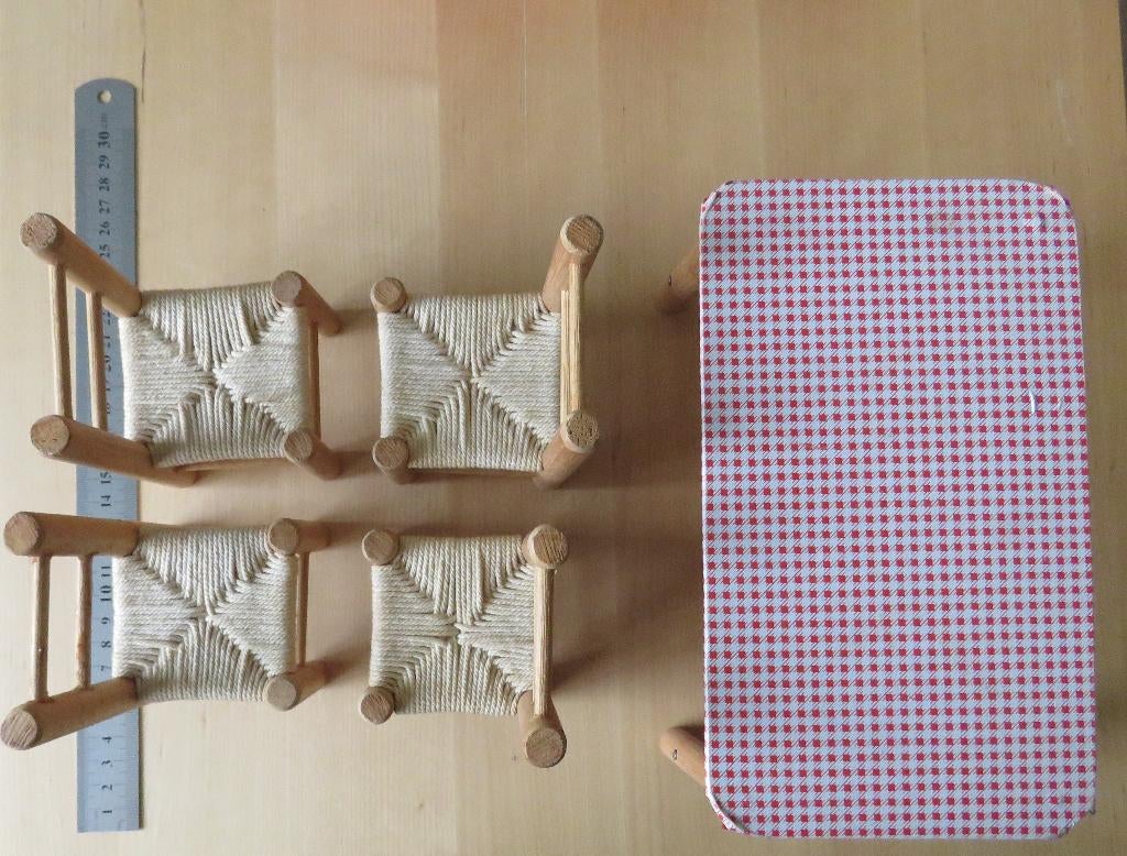 Barbie Eetkamerset - Tafel en Gevlochten Biezen Stoelen, Ophalen, Gebruikt, Accessoires