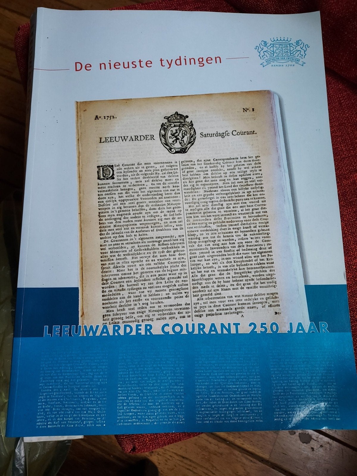 Jubileumboek Leeuwarder Courant 250 jaar (1752 - 2002), Verzamelen, Ophalen of Verzenden, Voor 1920, Nederland, Krant