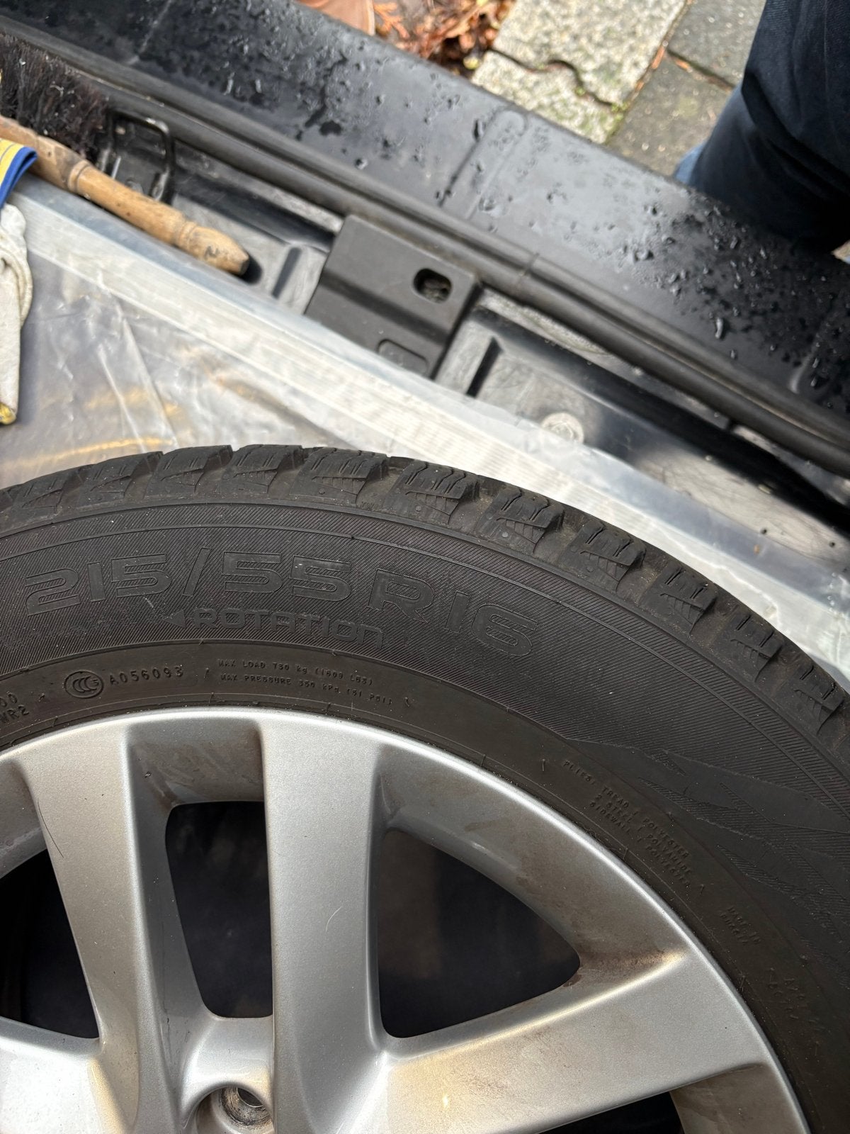 Volvo 16 inch velgen met Nokian winterbanden 215/55R16, Ophalen, 16 inch, Banden en Velgen, Winterbanden