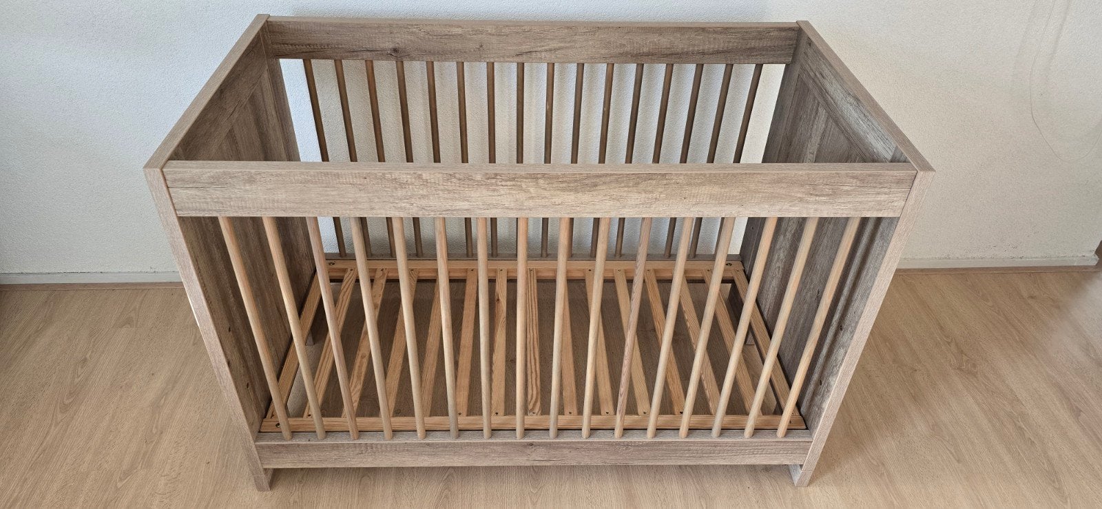 Nette ledikant, hoogte verstelbaar. Met matras, Kinderen en Baby's, Babywiegjes en Ledikanten, Ophalen, Zo goed als nieuw, Ledikant