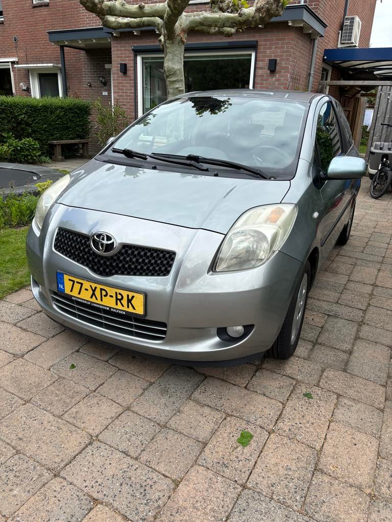 Toyota Yaris 1.3 16V Vvt-i 3DR 2007 Grijs, Auto's, Voorwielaandrijving, Stof, 40 €/maand, Zwart