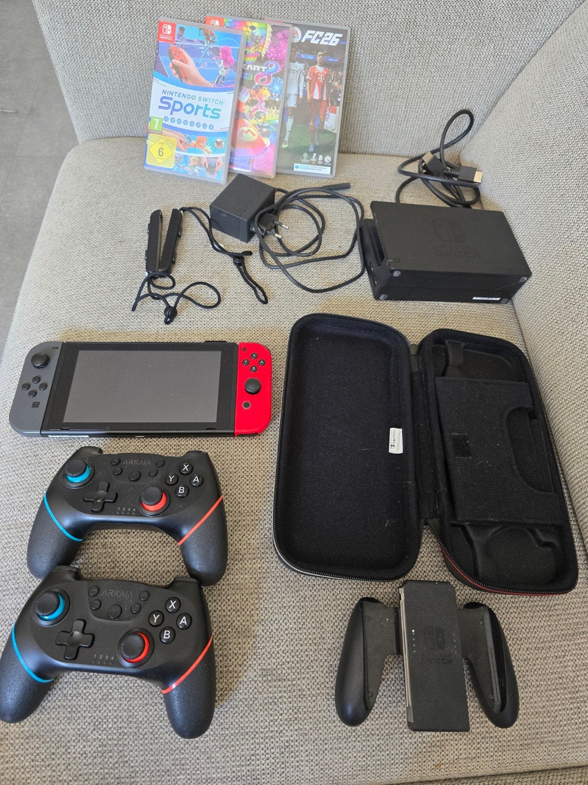 Nintendo Switch compleet met 2 spellen en extra controllers, Spelcomputers en Games, Spelcomputers | Nintendo Switch, Met games