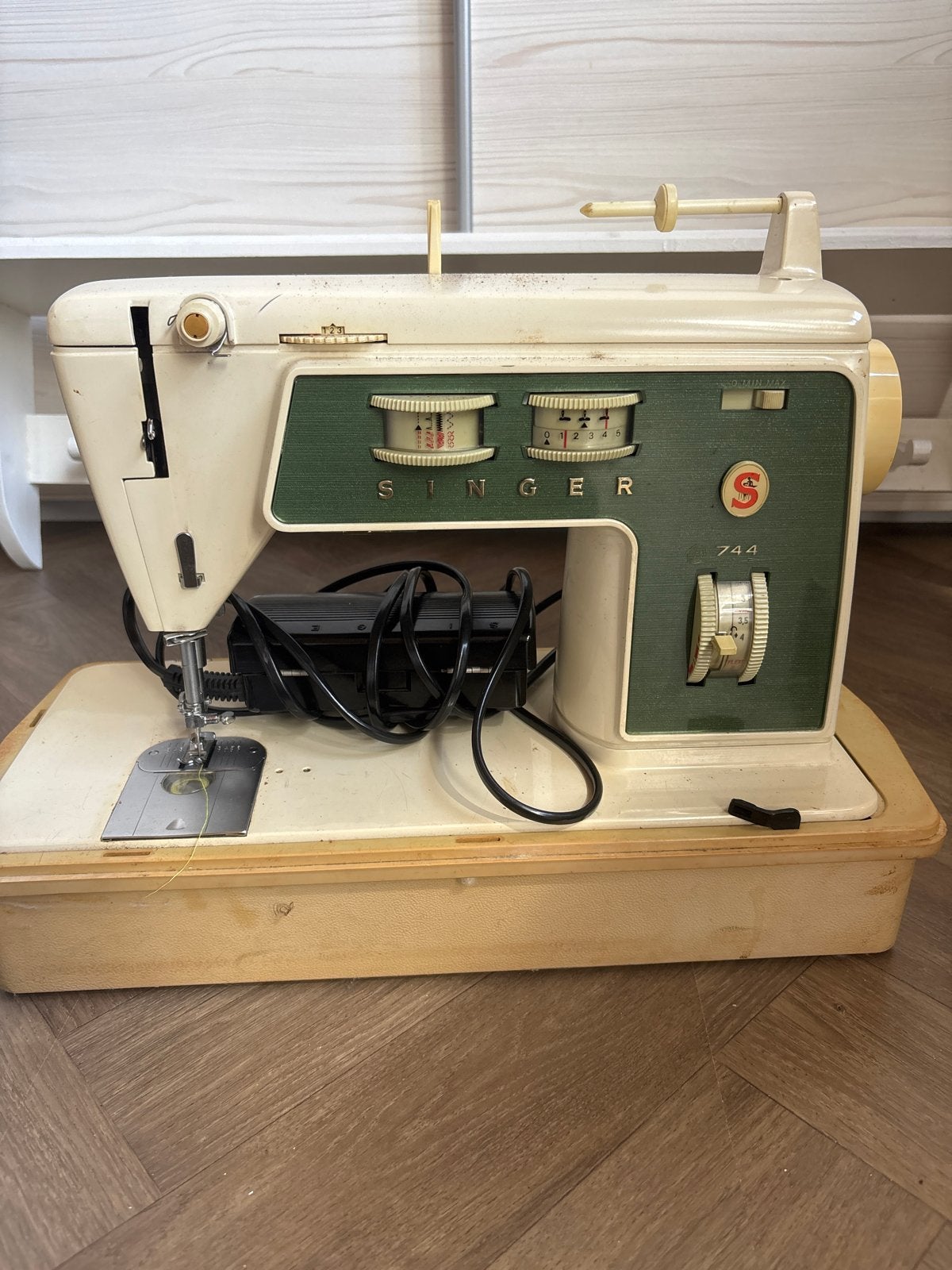Oude Singer naaimachine model 744 voor onderdelen/decoratie, Antiek en Kunst, Antiek | Naaimachines, Ophalen