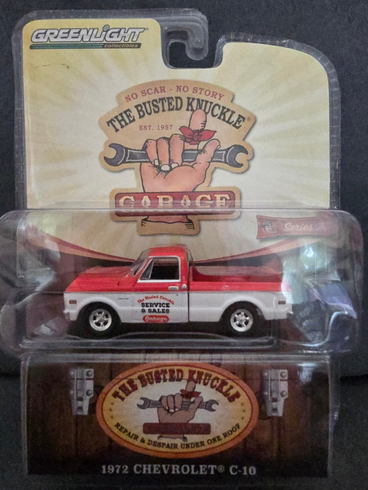 Chevrolet C10 Shortbed"Busted Knuckle Garage"Greenlight 1:64, Christian@diecastcompany.nl, Auto, Diecast Company, Nieuw