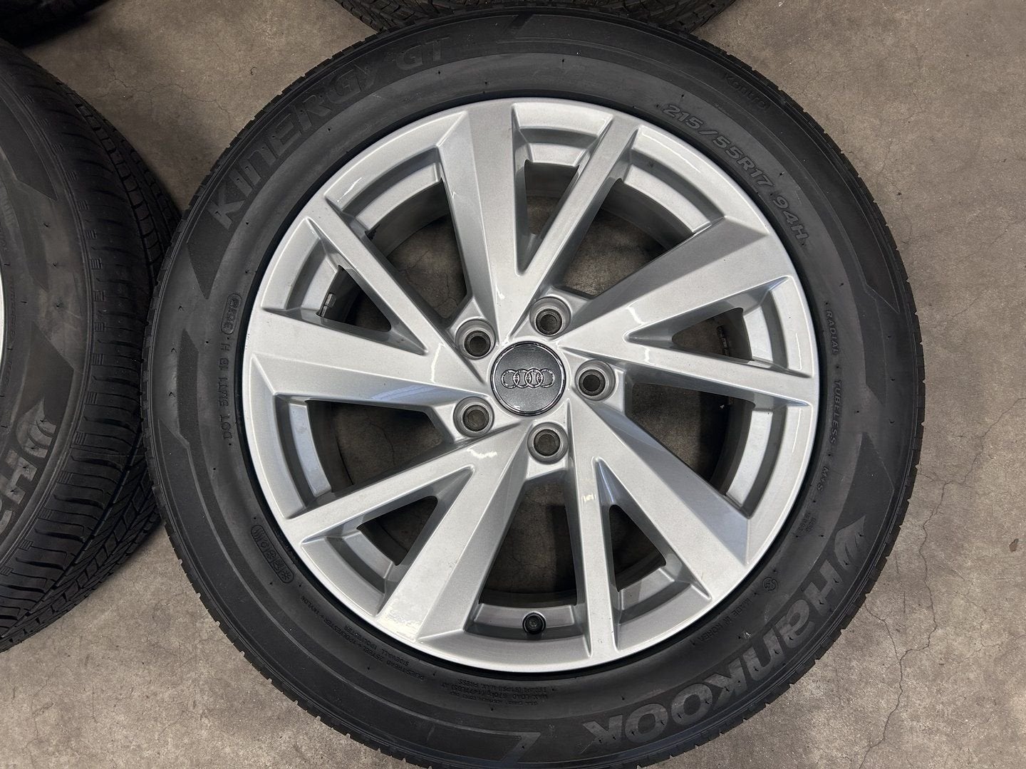 diversen 17 inch originele velgen + zomerbanden Audi Q2, Auto-onderdelen, -, -, Banden en Velgen, 17 inch