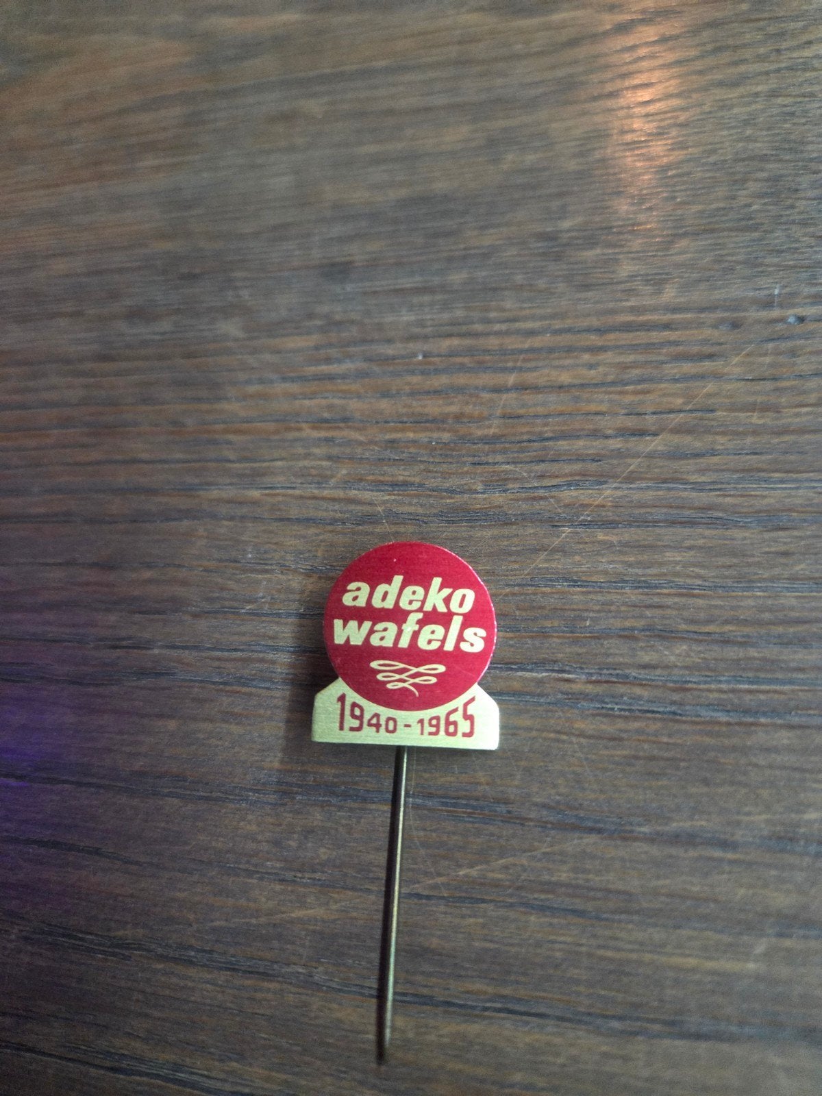 Vintage Adeko Wafels Speldje 1940-1965 Jubileum, Verzamelen, Ophalen of Verzenden, Gebruikt, Merk, Speldje of Pin