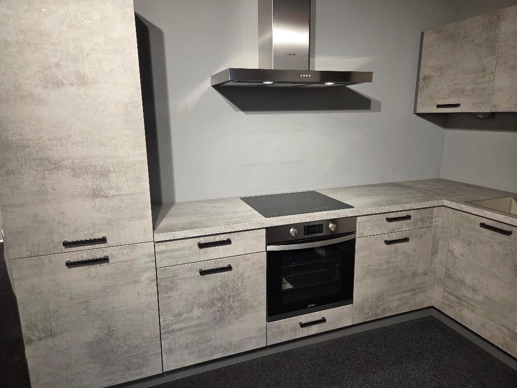 Nieuwe Showroomkeuken Hoek BETONLOOK incl. apparatuur / SALE, Hoekkeuken, Zo goed als nieuw, Kunststof, Grijs