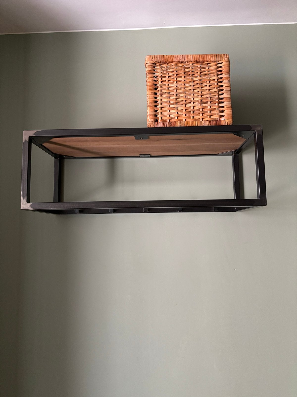 Industriële wandplank met metalen frame en houten blad, Ophalen, Gebruikt