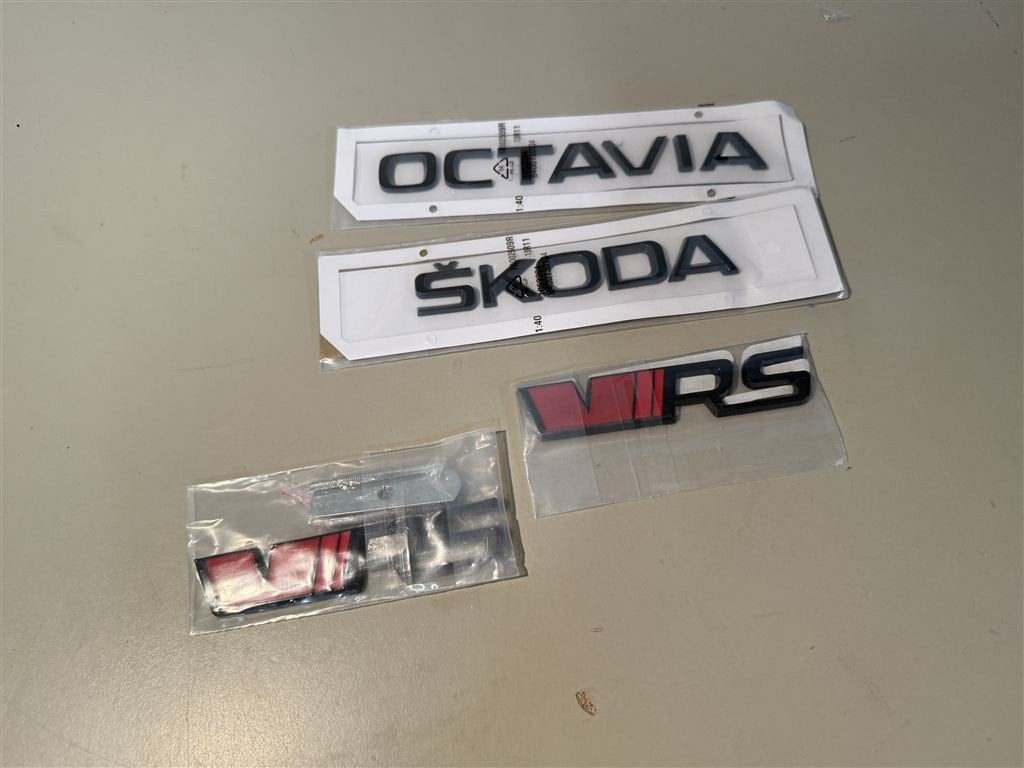 Skoda octavia red vrs grille badge logo set, Ophalen of Verzenden, Nieuw, Auto's