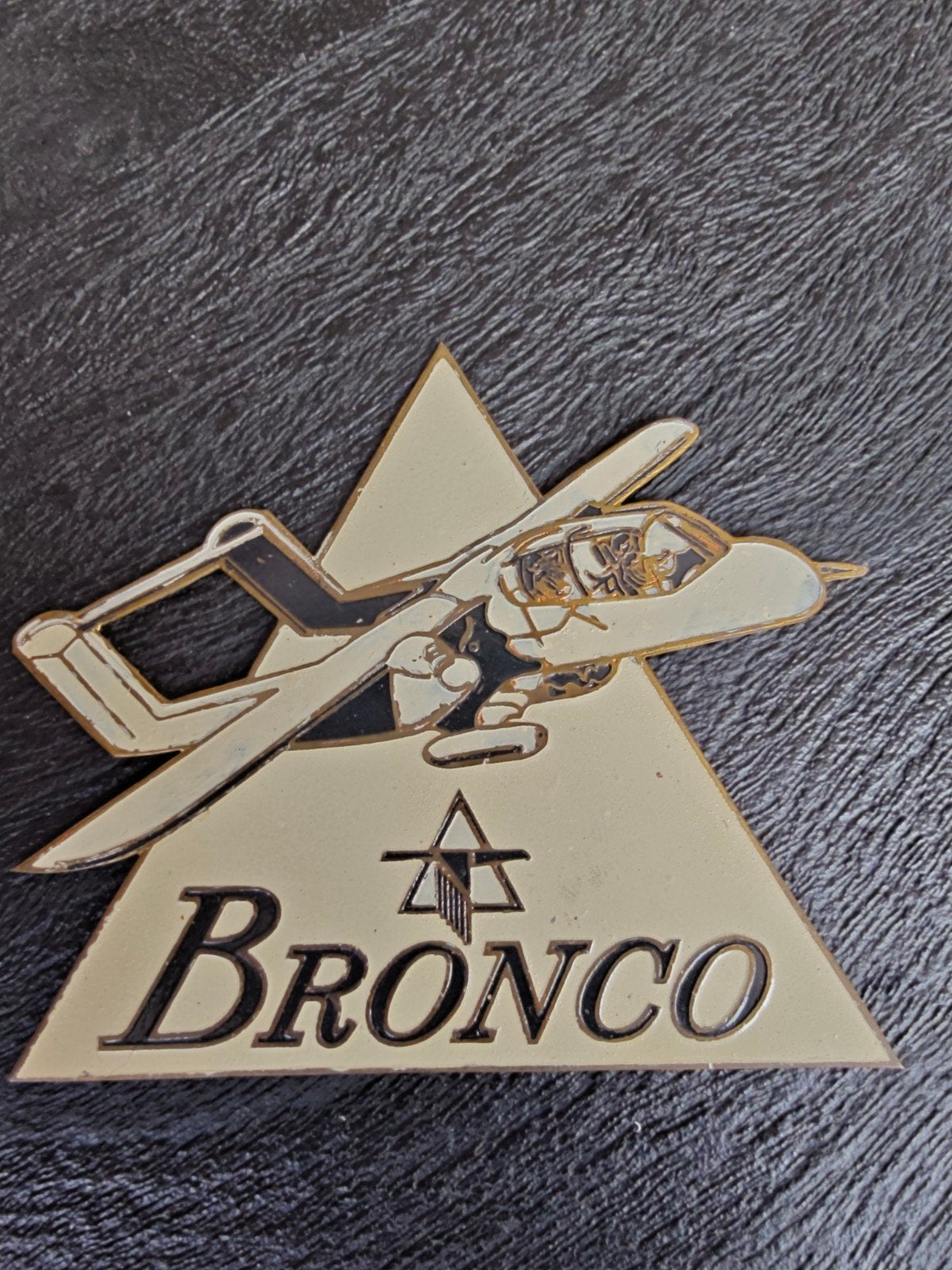 Metalen plaquette Bronco Vietnam periode, Ophalen of Verzenden, Landmacht, Nederland, Embleem of Badge
